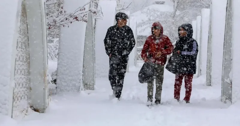 Yağışlı hava ülkeyi esir aldı! Çok sayıda kentte eğitime kar arası