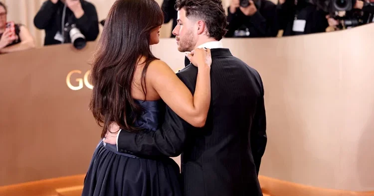 Kırmızı halıda aşk pozları