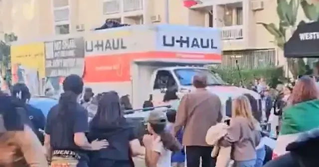 ABD de İran daki protestolara destek verenlerin arasına kamyon daldı: Sürücüyü linçten polis kurtardı VİDEO İZLE