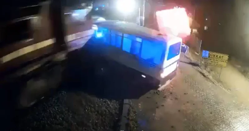 Ölümle burun buruna! Trenin çarptığı minibüsün sürücüsü son anda kurtuldu
