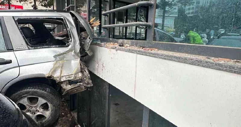 Fren yerine gaza bastı: Önce araçlara ardından binaya çarptı!
