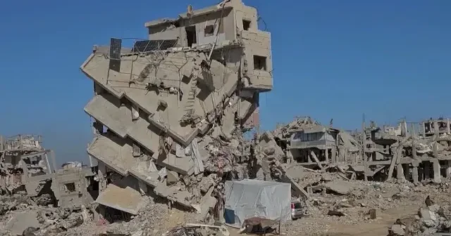 Gazze’de barınma krizi: 15 kişilik Filistinli aile çökmenin eşiğindeki enkazda yaşamak zorunda kaldı VİDEO İZLE