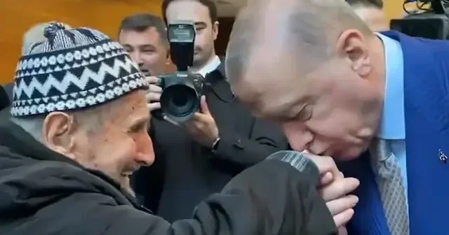 Cumhurbaşkanı Erdoğan Düzce den kendisini görmeye gelen 100 yaşındaki vatandaşın elini öptü VİDEO İZLE