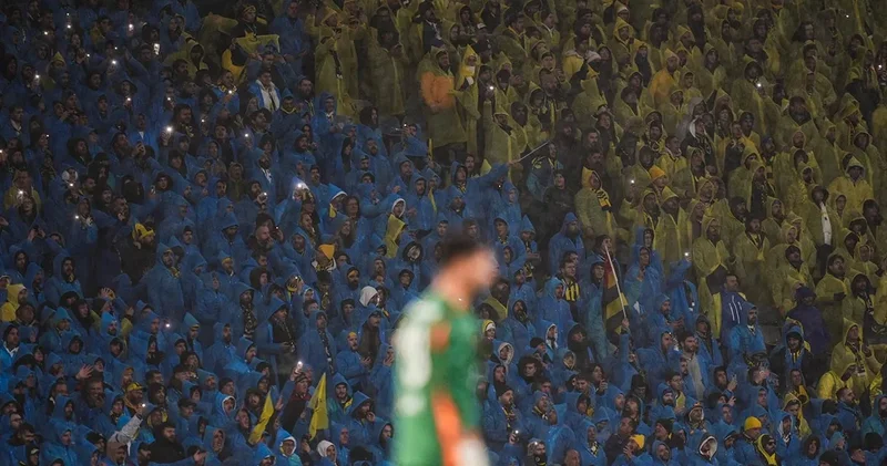 Fenerbahçe nin olay yaratan yağmurlukları şaşırtan fiyata satılığa çıktı