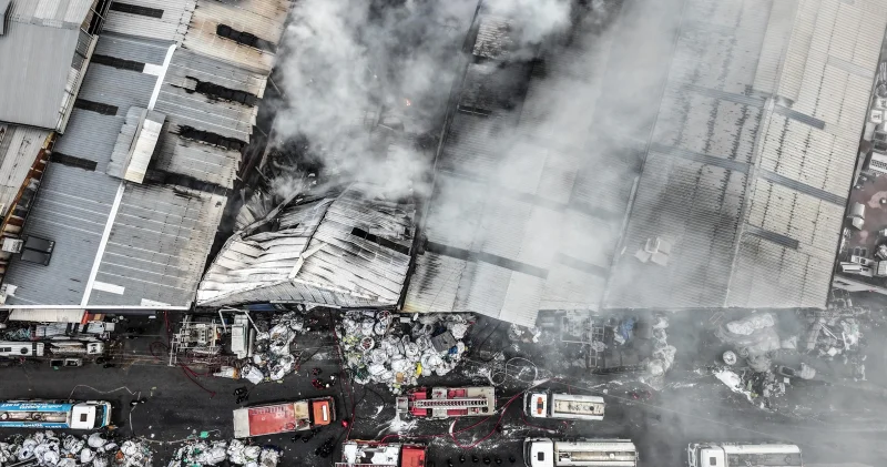 Mersin de geri dönüşüm fabrikasının deposundaki yangın kontrol altında Mersin Haberleri