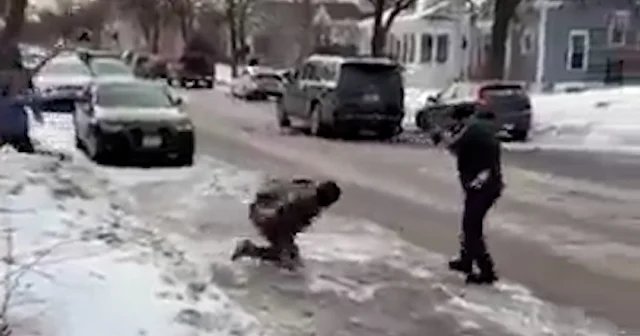 Koşarken bir anda yere çakıldı: Çevredekiler ICE polisiyle böyle alay etti VİDEO İZLE