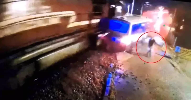 Kırıkkale de Dolmuşa Tren Çarptı
