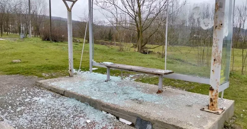 Huzurevi sakinlerinin kullandığı otobüs durağının camlarını kırdılar