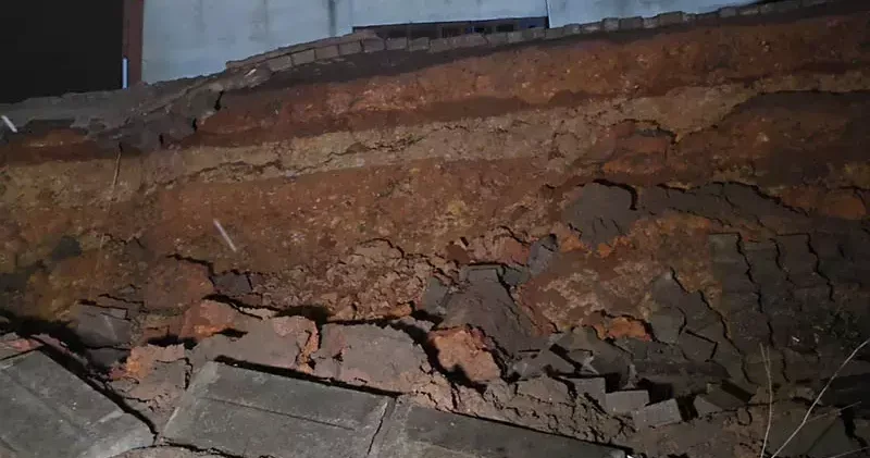 Sultanbeyli de istinat duvarı ikinci kez çöktü; park halindeki otomobilde hasar oluştu