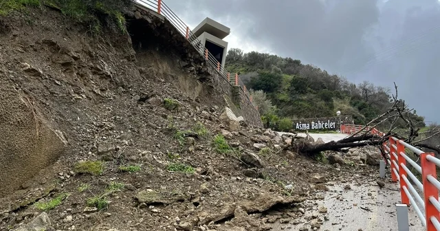 İzmir de lüks site yolu toprak kayması nedeniyle kapandı Sağanak yağış heyelan getirdi: Lüks site yolu kapandı İzmir Haberleri