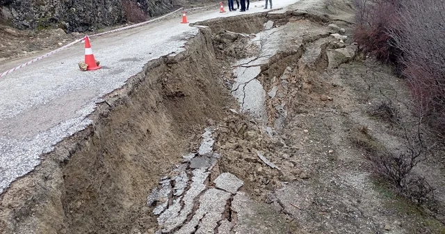 Toprak kaymasının yaşandığı yolda zemin güçlendirme çalışmaları başladı Tokat Haberleri