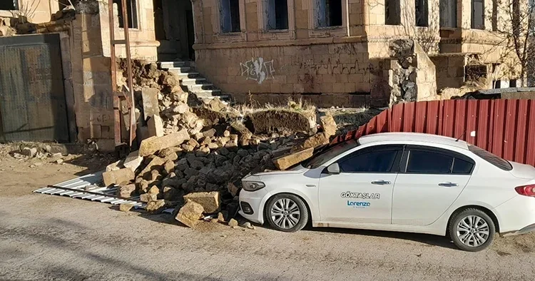 Evin duvarı otomobilin üzerine devrildi