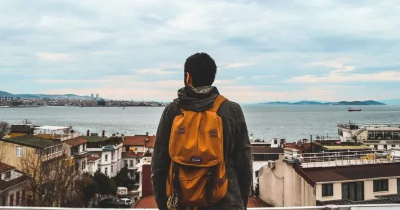 Yalnızlar kulübünde genç erkek yalnızlığı: Genç kadınlarla eşitlenmenin beklenmedik bir şekli olabilir mi?