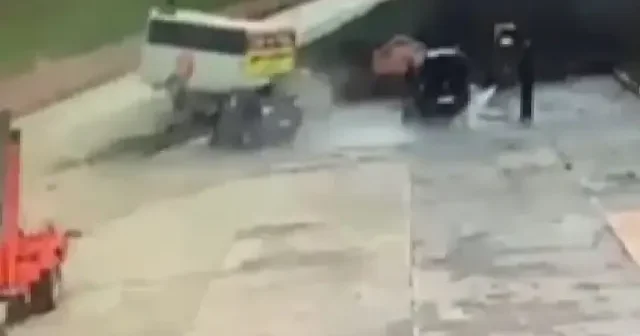 Tokat ta facianın eşiğinden dönüldü: Öğrenci minibüsünün devrildiği anlar kamerada VİDEO İZLE