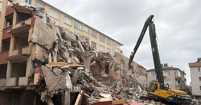 Kontrollü yıkım da facianın eşiğinden dönüldü: Bina yanındaki yapının üzerine devrildi Sözcü Gazetesi
