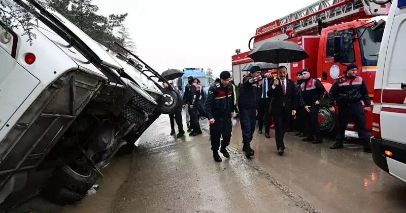 Isparta da cezaevi ring aracı devrildi: 3 yaralı