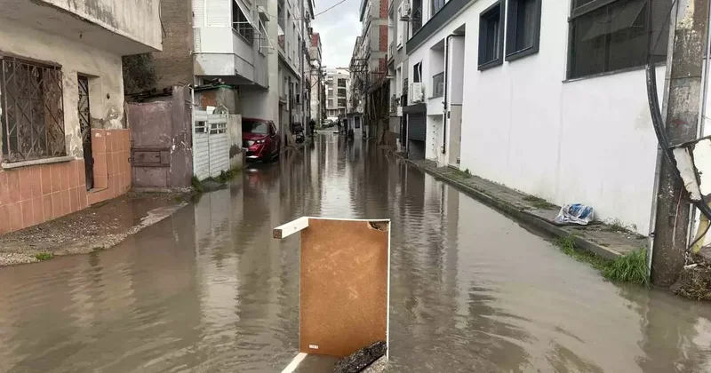 Karşıyaka’da sağanak sonrası sokaklar göle döndü