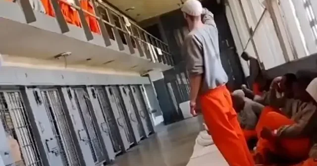 ABD’li Müslüman mahkumlar vakit namazlarını cemaatle eda ediyor VİDEO İZLE