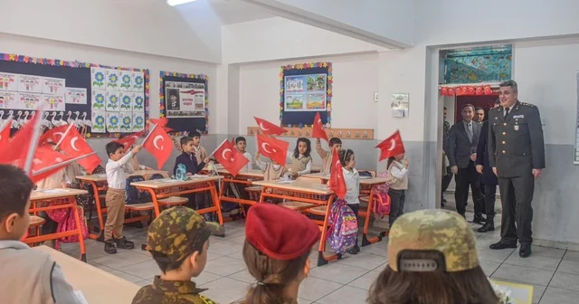 Erzurumlu minik yürekler Mehmetçiğe mektup yazdı Yakutiye Kültür Kurumu İlkokulu ndan anlamlı proje: Vatan Sevgisi Erzurum Haberleri