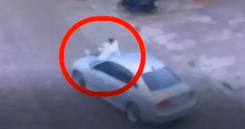 Otomobilin kaputunda yolcu taşıyan sürücüye ceza; o anlar kamerada