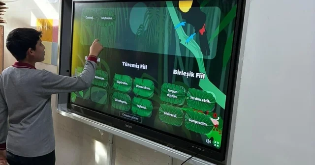 Sarıgöl Kızılçukur Ahmet Şılak Ortaokulu na yeni akıllı tahtalar kuruldu Manisa Haberleri