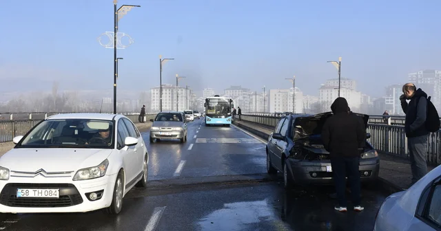 Sivas ta yollardaki buzlanma, kazalara neden oldu Sivas Haberleri