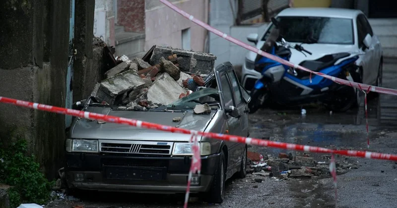 İzmir de bir binadaki iki balkon otomobilin üzerine çöktü