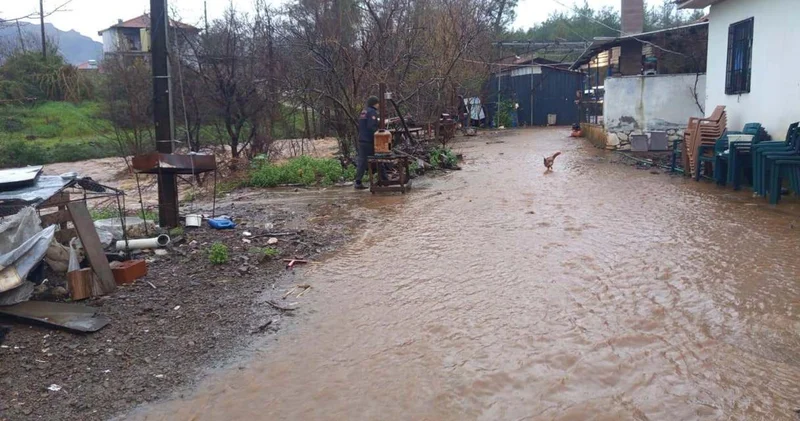 Muğla da sağanak dereler taştı: Ev ve seraları su bastı