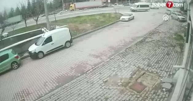 Ters yöne giren okul servisi motosikletli gence mezar oldu