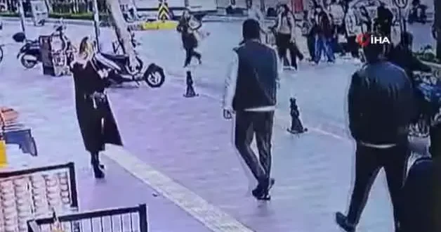 Antalya da yola fırlayan 7 yaşındaki çocuğa motosikletle çarptılar, arkalarına baka baka yollarına devam ettiler