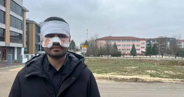 Rehber öğretmenin yüzüne sıcak çay fırlattığı fizik öğretmeni feci şekilde yandı Fizik öğretmeni Serkan Keskinbaş: Sıcak çayı kasıtlı olarak yüzüme fırlattı, beni haşladı Ağza alınmayacak ağır küfür etti Eskişehir Haberleri