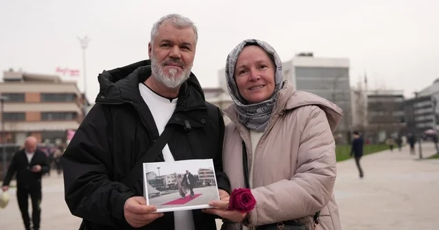 Şehrin kalbinde çiftlere 14 Şubat sürprizi Düzce Belediyesi kırmızı halı serdi çiftler önce şaşırdı, sonra ele ele yürüdü Düzce Haberleri