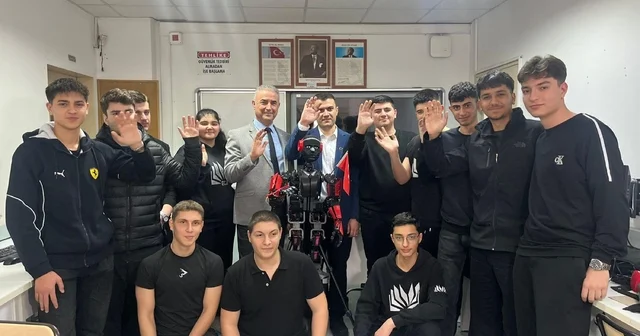 Öğrencilerin geliştirdiği Altan robot, onlarla sohbet edip rehberlik yapıyor İzmir Haberleri