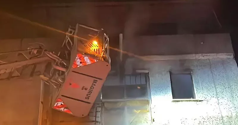 Bağcılar’da karton bardak imalathanesinde yangın