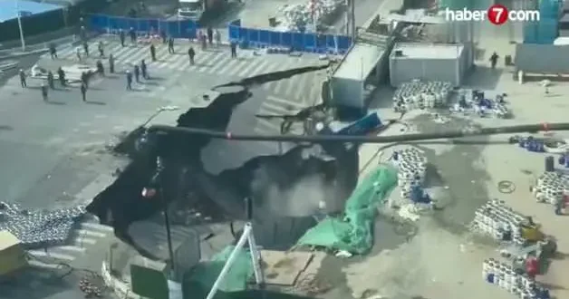 Çin deki bir otoyolda dev çukur oluştu