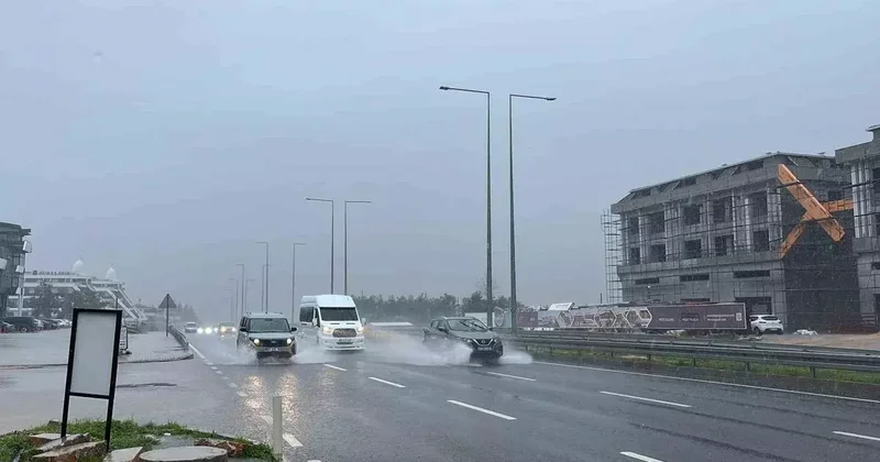 Alanya’da sağanak etkili oldu, sürücüler zor anlar yaşadı