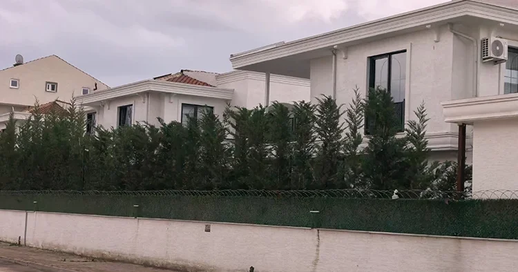 Villada talihsiz olay: Temizliğe gelen kadın ikinci kattan düşüp yaralandı