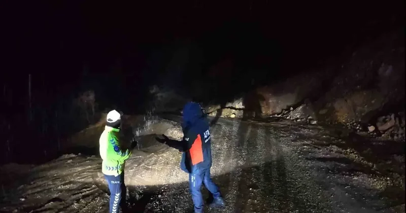 Tut ilçesinde korkutan heyelan: 2 ev tahliye edildi