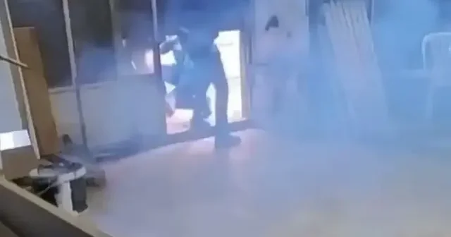 Eşek şakası faciaya dönüyordu: Arkadaşlarını dükkana kilitleyip içeriye patlayıcı attılar VİDEO İZLE