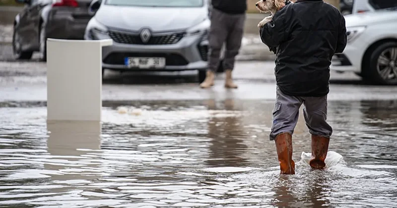 SON DAKİKA… İzmir’i sağanak yağış vurdu! Yollar göle döndü ev ve dükkanları su bastı: Meteoroloji’den yeni uyarı