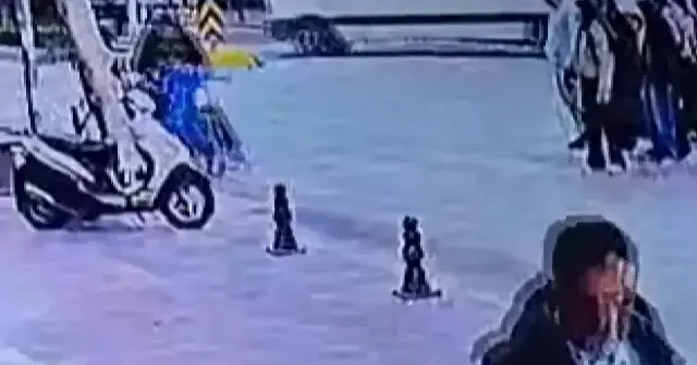 Yola fırlayan çocuğa çarpıp arkalarına baka baka böyle kaçtılar VİDEO İZLE