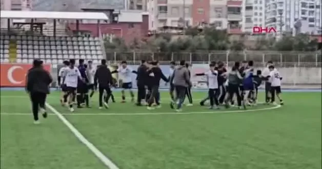 Liseliler futbol turnuvasında birbirlerine girdi: Tekme ve yumruklar havada uçuştu