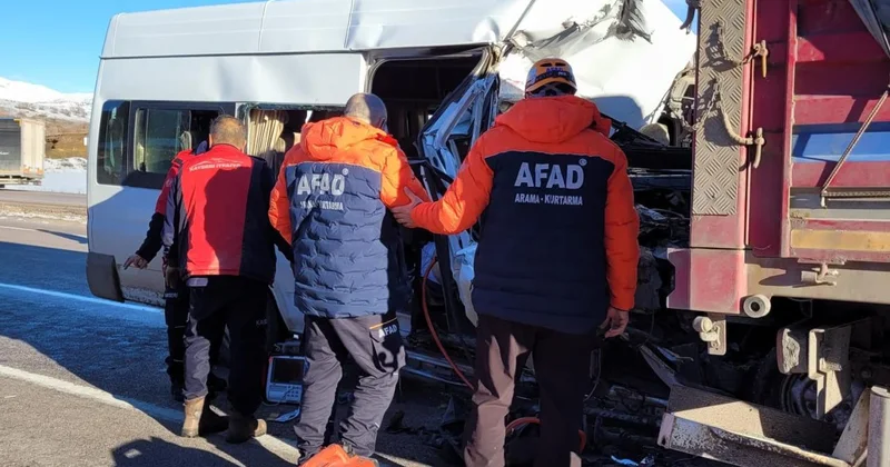 Kayseri de okul servisinin tırla çarpıştı: 1 ölü, 7 yaralı