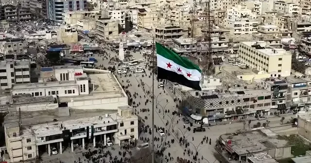 Terör örgütü YPG den kurtarılan Rakka da Suriye bayrağı göndere çekildi VİDEO İZLE