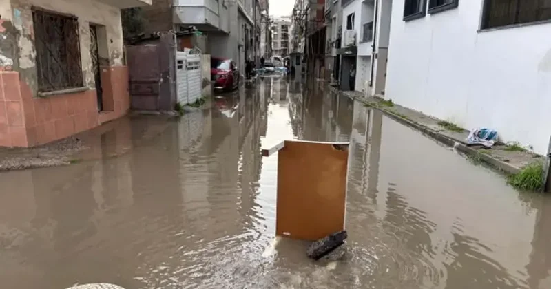 İzmir Karşıyaka da evleri su bastı