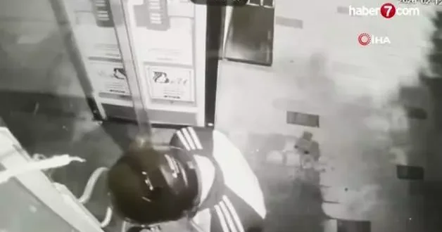 Bakırköy de iş merkezi kapısına el bombası bantlayıp kaçtılar