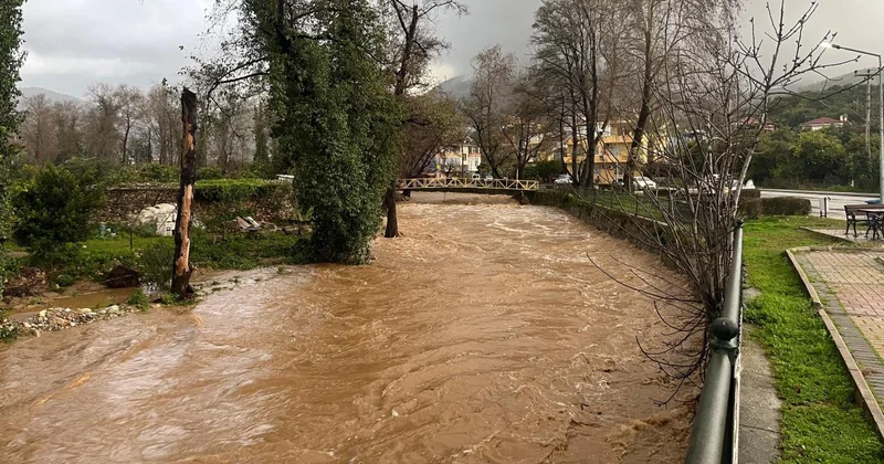 Antalya da sağanak: Evler ve bahçeler su altına kaldı