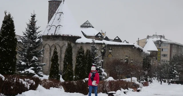 Erzurum da 84 köy yolu kardan ulaşıma kapandı İlde hava sıcaklıkları eksi 10 derecede seyrederken, Palandöken de kar kalınlığı 242 cm oldu Erzurum Haberleri