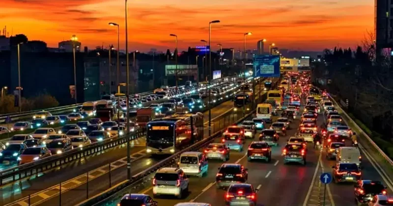 Son dakika: İstanbul da trafik kilit! Araçlar güçlükle ilerliyor