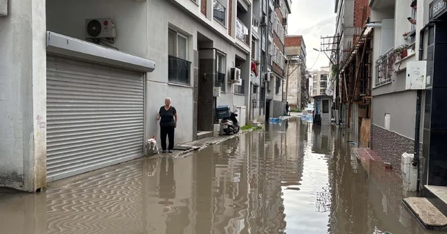 İzmir de sağanak nedeniyle yollar göle döndü (2) İzmir Haberleri